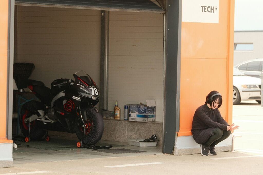 Motocicleta parada também precisa de manutenção? Saiba como preservar o motor em períodos de pouco uso