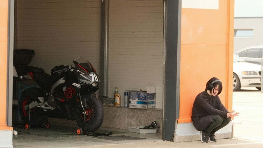motocicleta parada