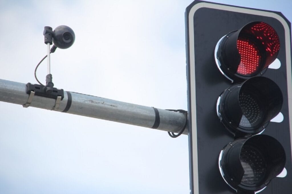 Semáforos com inteligência artificial começam a mudar a mobilidade urbana no Brasil