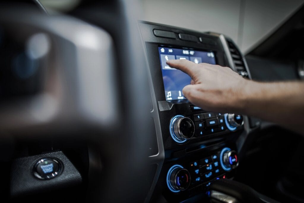 Contran muda regra para telas dentro dos carros; veja o que passa a ser permitido