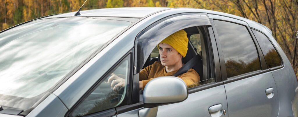 Adolescente ao volante: entregar o carro a quem não tem habilitação traz consequências ao proprietário