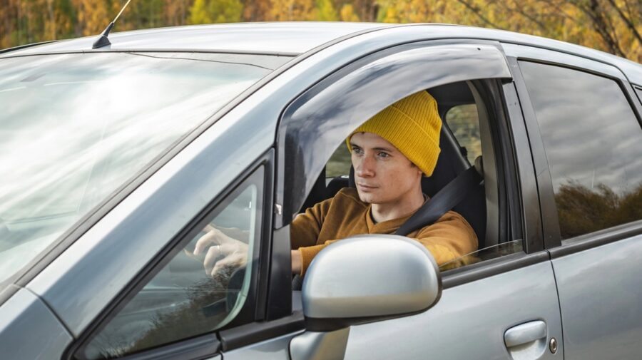 adolescente ao volante