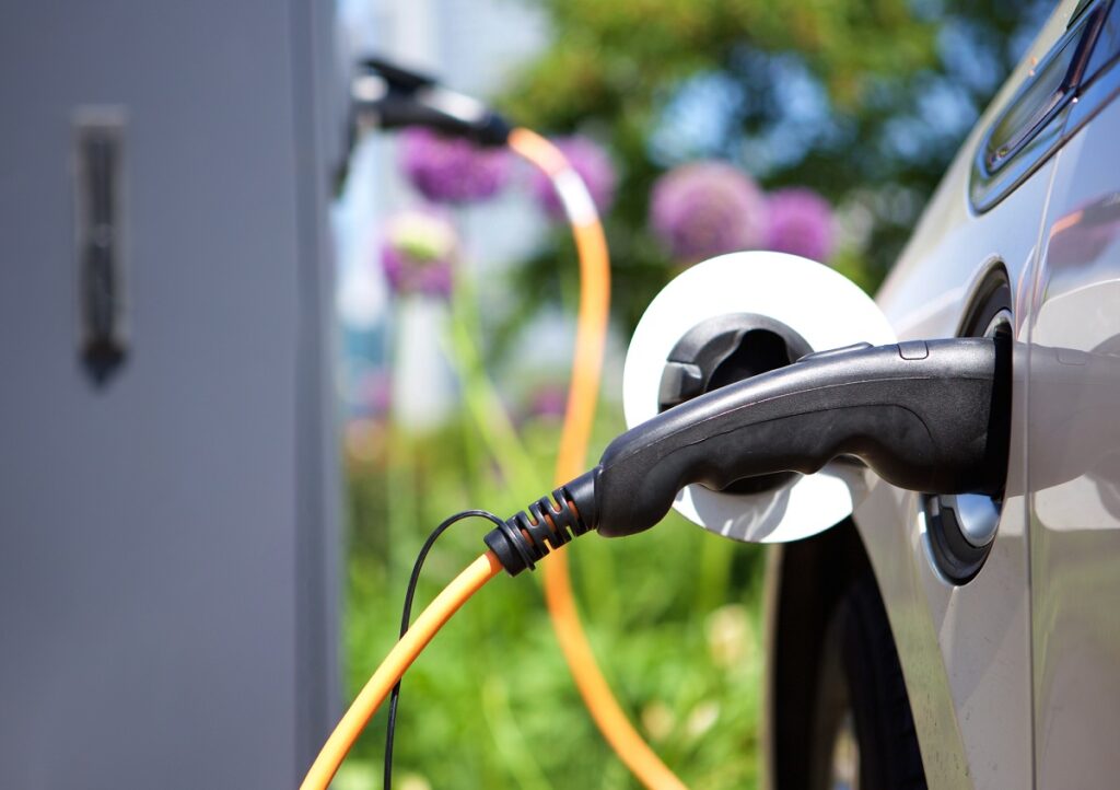 Sem carregador em casa? Entenda quando um híbrido pode fazer mais sentido que um carro elétrico