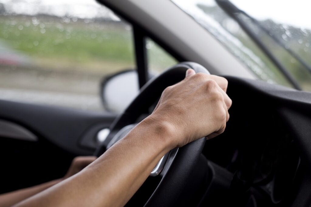 Carro cercado pela água: saiba quando abandonar o veículo e como sair com segurança