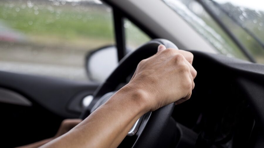 carro cercado pela água