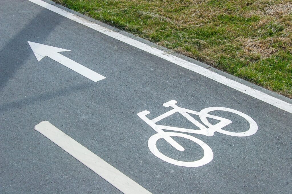 Ciclista pode andar na calçada e na contramão? Veja o que diz o CTB
