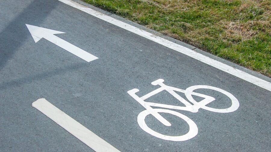 ciclista pode andar na calçada