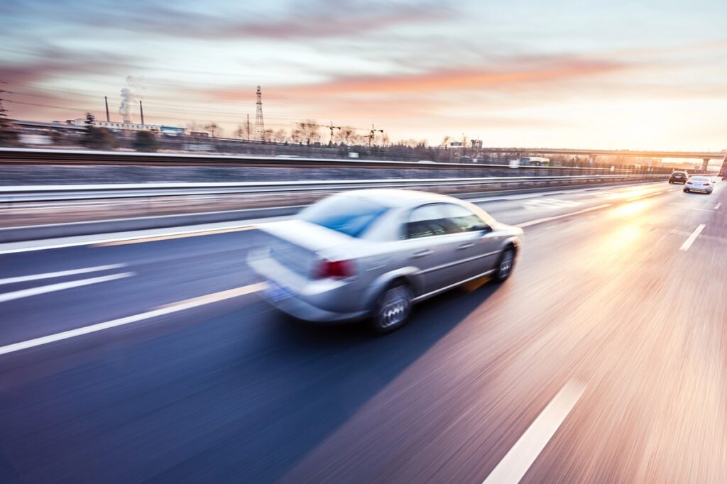 Correr mais no trânsito economiza quanto tempo? A conta pode surpreender