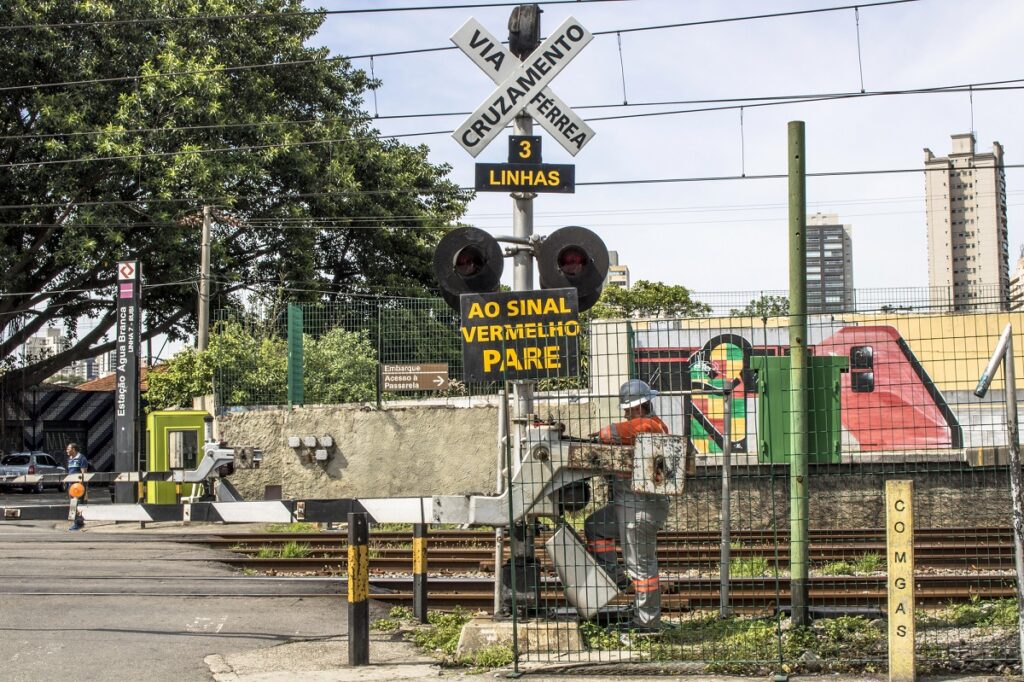 Cruzamento com linha férrea exige parada total; acidentes envolvendo ferrovias deixaram 62 mortos em 2026