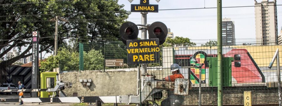 cruzamento com linha férrea
