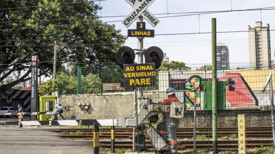 cruzamento com linha férrea