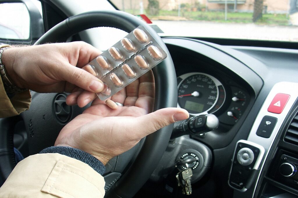 Medicamentos podem comprometer a direção; falsificações ampliam os riscos para motoristas