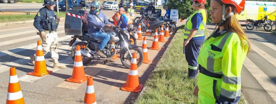 jovens motos rodovias