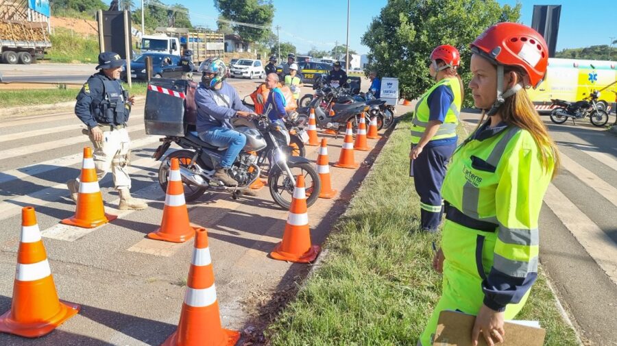 jovens motos rodovias