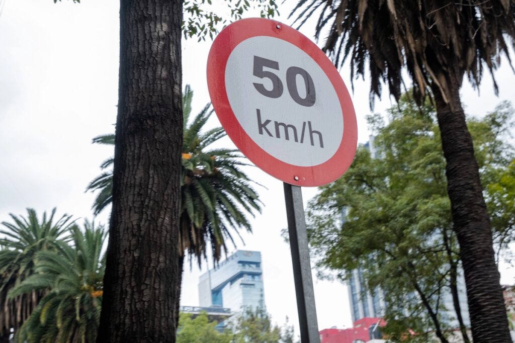 Rua ou rodovia sem placa de velocidade? Veja qual é o limite para não levar multa