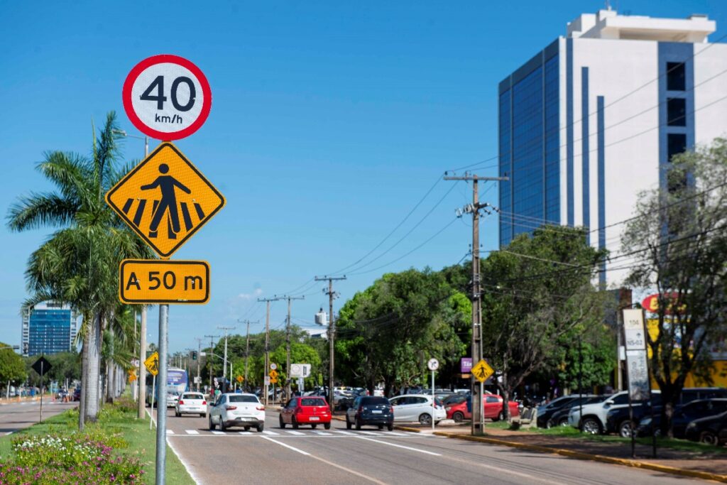 Por que motoristas aceleram? Estudo revela como as ruas influenciam a escolha da velocidade