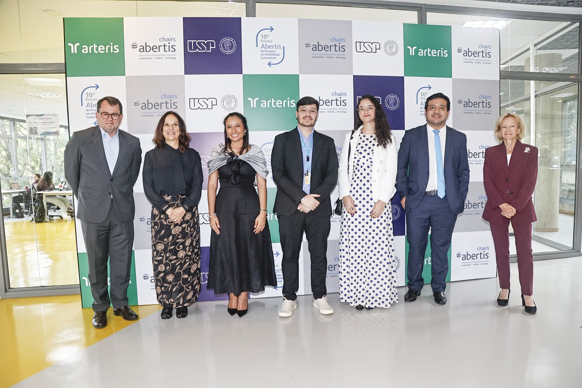 Autoridades e pesquisadores reunidos durante a cerimônia do Prêmio Cátedra Abertis na USP, com destaque para os premiados e representantes institucionais.