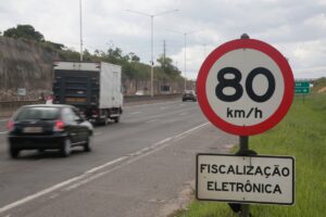 Suspensão radares de velocidade média