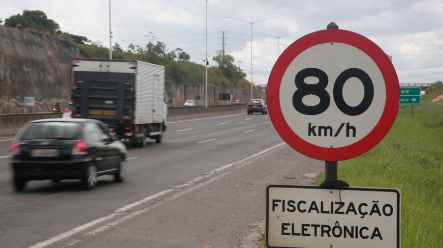 Suspensão radares de velocidade média