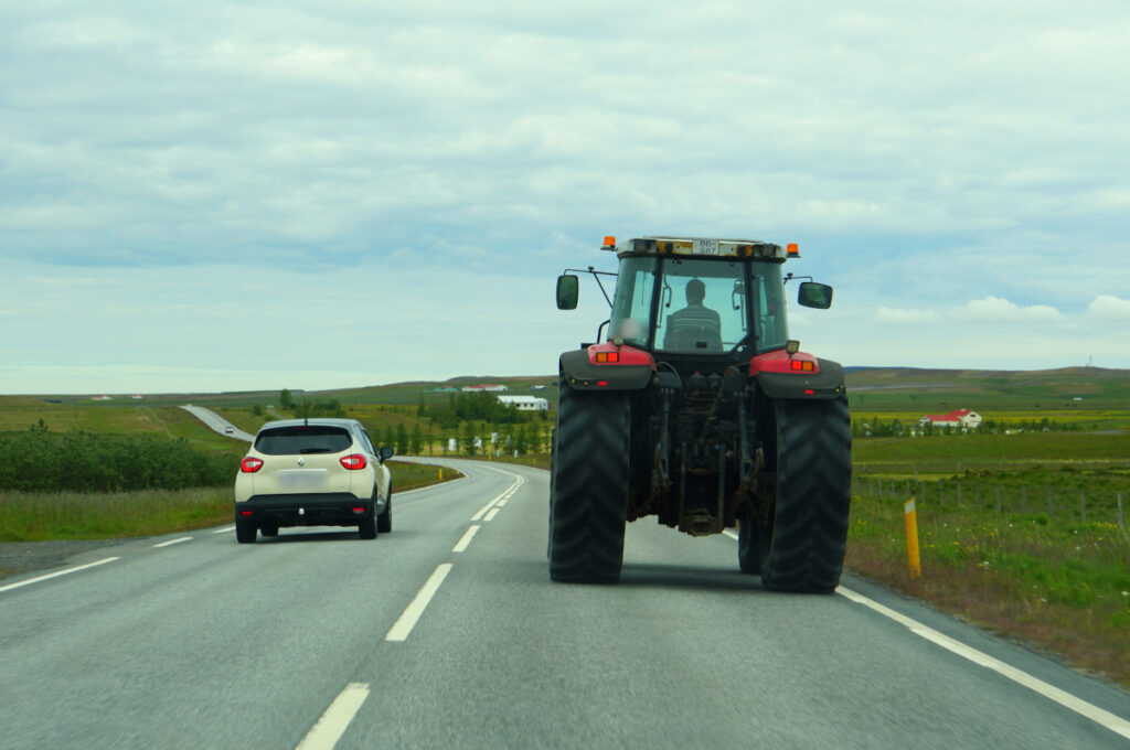 tratores em rodovias