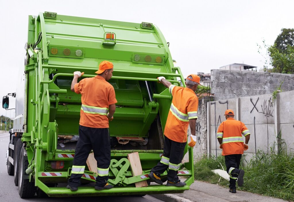 Caminhão de lixo à frente: veja como dirigir sem colocar coletores em risco