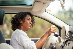mulher ao volante