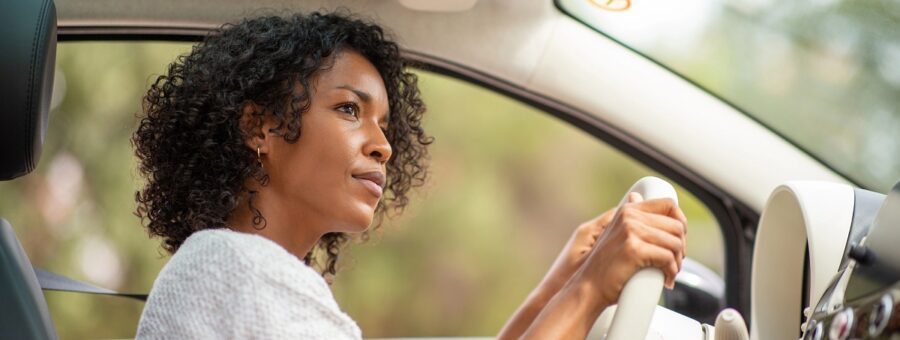 mulher ao volante