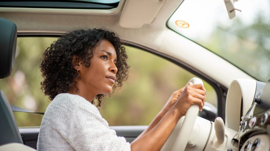 mulher ao volante