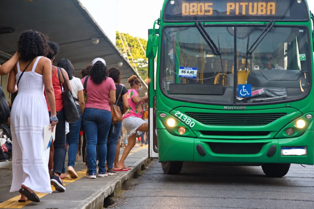 Quase metade das mulheres leva mais de uma hora para chegar ao trabalho em algumas cidades brasileiras