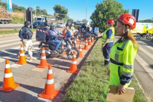 jovens motos rodovias