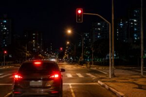 sinal vermelho de madrugada